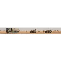 Un camion-citerne polyvalent de 10 m3 (CCP10) du Service des essences des armées (SEA) ravitaille des véhicules blindés légers (VBL) en carburant lors d'une halte dans le désert malien.