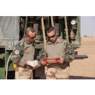 Des logisticiens du Service des essences des armées (SEA) contrôlent la sortie de carburant à l'arrière de leur camion-citerne polyvalent de 10m3 (CCP10) dans le désert malien.