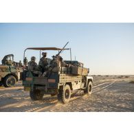 Un véhicule léger de reconnaissance et d'appui (VLRA) du 3e régiment d'infanterie de marine (3e RIMa) reprend sa place dans un convoi au terme d'un bivouac dans la région de Tombouctou, au Mali.