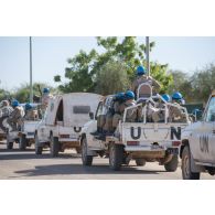 Des casques bleus burkinabè s'apprêtent à patrouiller à bord de leurs pick-up dans les rues de Tombouctou, au Mali.