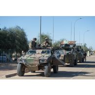 Un véhicule blindé léger (VBL) suivi de deux véhicules de l'avant blindés (VAB) interviennent en renfort d'une patrouille des casques bleus burkinabè dans les rues de Tombouctou, au Mali.