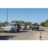 Un véhicule blindé léger (VBL) renforce une patrouille des casques bleus burkinabè dans les rues de Tombouctou, au Mali.