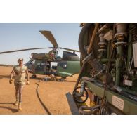 Recomplètement d'un hélicoptère Puma SA-330 en carburant par un logisticien du Service des essences des armées (SEA) à Gao, au Mali.