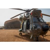 Recomplètement en énergie et caburant d'un hélicoptère Puma SA-330 sur le camp du groupement aéromobile (GAM) Hombori à Gao, au Mali.