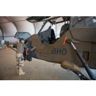 Un mécanicien intervient sur la tourelle THL-30 d'un hélicoptère Tigre EC-665 HAD à Gao, au Mali.