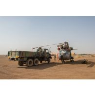 Maintenance du rotor principal d'un hélicoptère Puma SA-330 à Gao, au Mali.