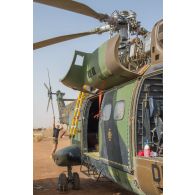 Maintenance du rotor principal d'un hélicoptère Puma SA-330 à Gao, au Mali.