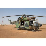 Des mécaniciens interviennent sur le rotor principal d'un hélicoptère Puma SA-330 à Gao, au Mali.