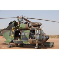 Des mécaniciens interviennent sur le rotor principal d'un hélicoptère Puma SA-330 à Gao, au Mali.