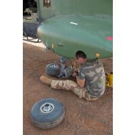 Un mécanicien change les mâchoires du train d'atterrissage d'un hélicoptère Puma SA-330 à Gao, au Mali.