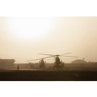 Le soleil se couche sur les hélicoptères Puma SA-330 stationnés à Gao, au Mali.