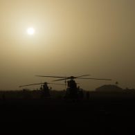 Le soleil se couche sur les hélicoptères Puma SA-330 stationnés à Gao, au Mali.