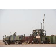 Vue de la tour de contrôle mobile déployée sur l'aéroport de Gao, au Mali.