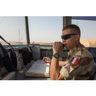 Le sergent Jérémie donne l'autorisation de décollage depuis la tour de contrôle mobile de l'aéroport de Gao, au Mali.