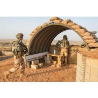 Des soldats prennent leur tour de garde dans un poste de combat du camp de Gao, au Mali.