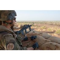 Un soldat sécurise le périmètre depuis un poste de combat du camp de Gao, au Mali.