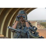 Un soldat observe les environs depuis un poste de combat du camp de Gao, au Mali.