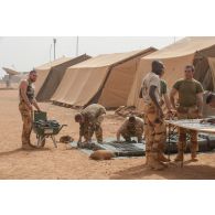 Des gaulois du 92e régiment d'infanterie (92e RI) comptent et entretiennent leur armement sur le camp de Gao, au Mali.