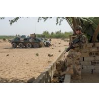 Un soldat du 92e régiment d'infanterie (92e RI) sécurise le périmètre à l'entrée de Gao, au Mali.