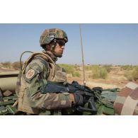 Un soldat du 92e régiment d'infanterie (92e RI) sécurise le périmètre en trappe de son véhicule blindé de combat d'infanterie (VBCI) à Gao, au Mali.