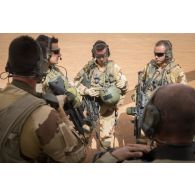 Des éléments du groupement de commandos de montagne (GCM) écoutent un briefing avant de partir en mission à Gao, au Mali.