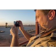 Le maître Paul, caméraman à l'ECPAD, prend en photo l'aéroport de Koulikoro, au Mali.