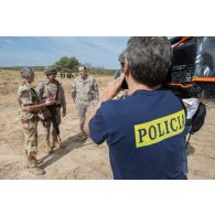 Un caméraman espagnol filme une interview entre le major Olivier, officier images de l'ECPAD, et des instructeurs espagnols de la mission de formation de l'Union européenne (EUTM) à Koulikoro, au Mali.