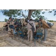 Le maître Paul, caméraman, et le caporal-chef Nathalie, sondière, de l'équipe de tournage de l'ECPAD filment un exercice encadré par des instructeurs espagnols de la mission de formation de l'Union européenne (EUTM) auprès d'officiers maliens à Koulikoro, au Mali.
