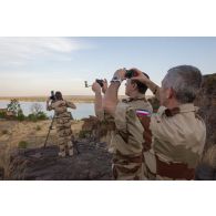 L'équipe de tournage de l'ECPAD prend des prises de vues du camp de Koulikoro sur les berges du fleuve Niger, au Mali.