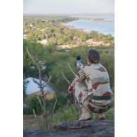 Le caporal-chef Nathalie, sondière de l'ECPAD, capture le son ambiant sur les berges du fleuve Niger à Koulikoro, au Mali.