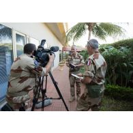 L'équipe de tournage de l'ECPAD couvre l'interview du général Bruno Guibert, commandant la mission de formation de l'Union européenne (EUTM) à Koulikoro, au Mali.