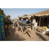L'équipe image de l'ECPAD suit les gaulois du 92e régiment d'infanterie (92e RI) pour une patrouille au marché Damien Boiteux de Gao, au Mali.