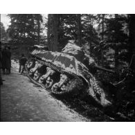 Dépannage d'un char Sherman M4 du 3e régiment de spahis marocains (RSM) sur une route d'Alsace.