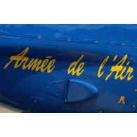 Lors du meeting aérien de l'ALAT au Luc en Provence, gros plan sur le capot moteur d'un avion d'entraînement Socata TB-30 Epsilon C/N 90.