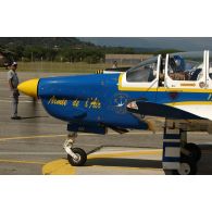 Lors du meeting aérien de l'ALAT au Luc en Provence, un avion d'entraînement Socata TB-30 Epsilon C/N 90 prêt à décoller.