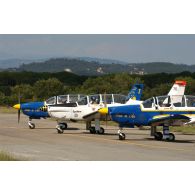 Lors du meeting aérien de l'ALAT au Luc en Provence, trois avions d'entraînement Socata TB-30 Epsilon C/N 90 s'apprêtent à décoller.