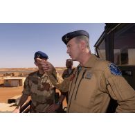 Le général de corps d'armée aérienne visite la tour de contrôle de la base de Gao en compagnie du colonel Hervé Fernando, au Mali.