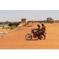 Des soldats maliens pilotent une moto à Gossi, au Mali.