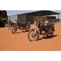 Présentation de motos de l'armée malienne à Gossi, au Mali.