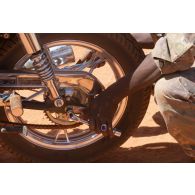 Un soldat malien contrôle l'état mécanique de sa moto à Gossi, au Mali.