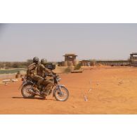 Des soldats maliens progressent à moto à Gossi, au Mali.