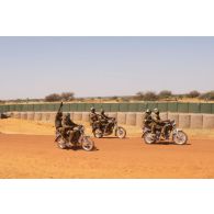 Des soldats maliens progressent à moto à Gossi, au Mali.