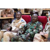 Le général de brigade nigérien Oumarou Namata Gazama assiste à un point de situation des opérations au poste de commandement conjoint de la force du G5 Sahel à Niamey, au Niger.
