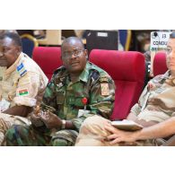 Le général de brigade nigérien Oumarou Namata Gazama assiste à un point de situation des opérations au poste de commandement conjoint de la force du G5 Sahel à Niamey, au Niger.