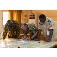 Le colonel burkinabè Ludovic Ouedraougo dirige un briefing en compagnie de ses homologues français et maliens au poste de commandement conjoint de la force du G5 Sahel à Niamey, au Niger.