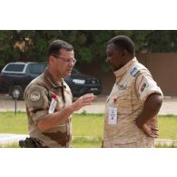 Le colonel Eric Mauger s'entretient avec son homologue burkinabè, le colonel Ludovic Ouedraougo au poste de commandement conjoint de la force du G5 Sahel à Niamey, au Niger.