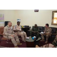 Réunion des différents chefs autour du général de brigade Oumarou Namata Gazama au poste de commandement conjoint de la force du G5 Sahel à Niamey, au Niger.