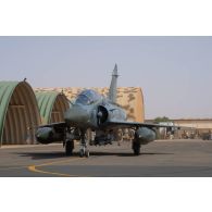 Un avion Mirage 2000 D de l'escadron de chasse 3/3 Ardennes stationne sur la piste de la base aérienne projetée (BAP) de Niamey, au Niger.