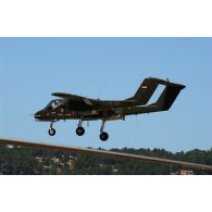 Lors du meeting aérien de l'ALAT au Luc en Provence, l'avion de reconnaissance OV-10 B 