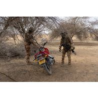 Des légionnaires inspectent une moto lors du ratissage d'une forêt à Tin Salatene, au Mali.